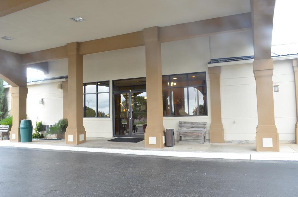 Summit Inn Hotel & Suites San Marcos Exterior photo